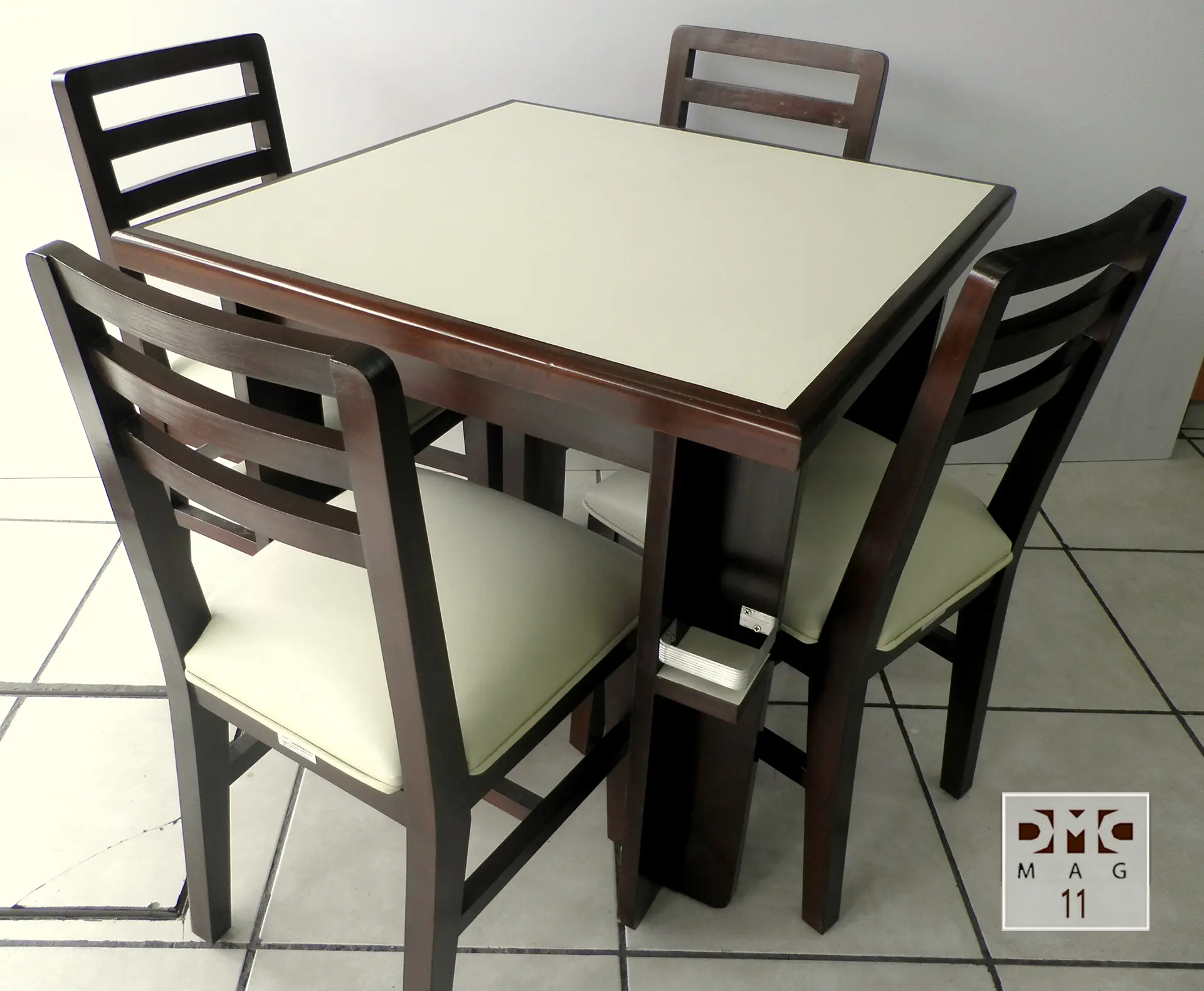 Mesa con sillas de madera