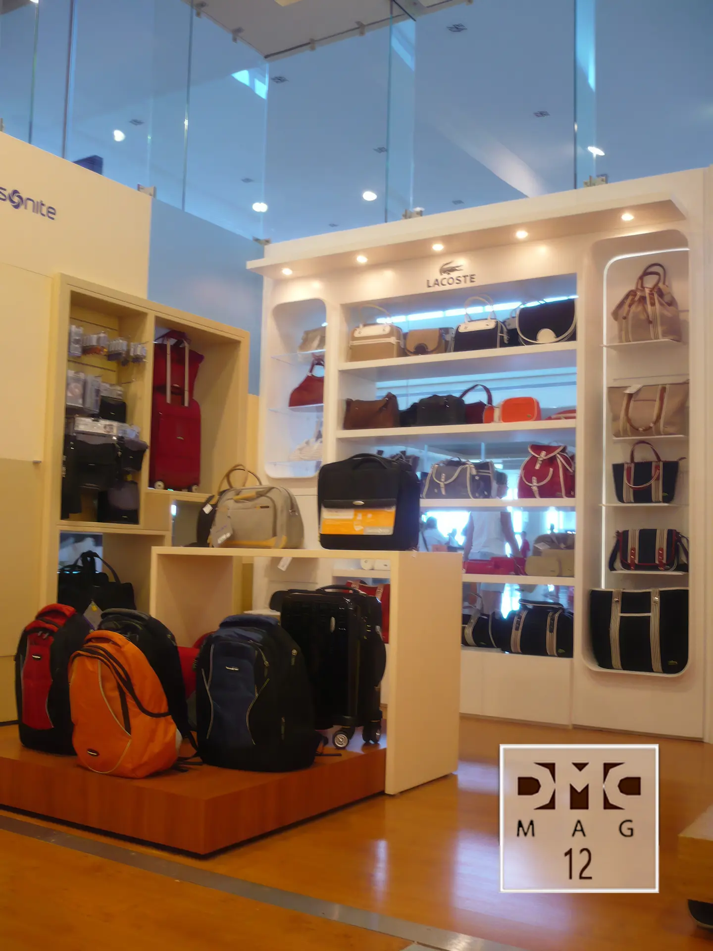 Mobiliario comercial American Tourister