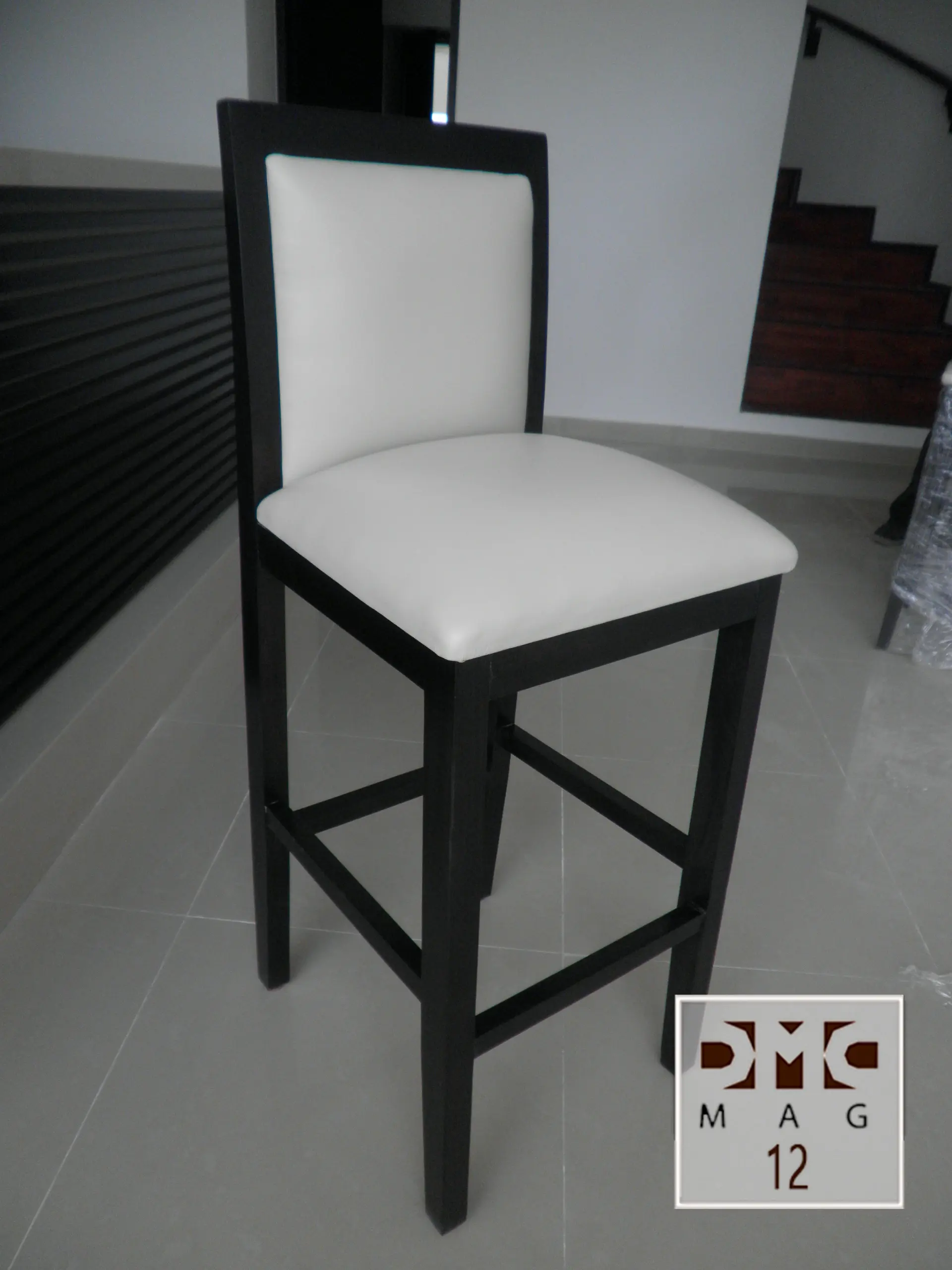 Mesa con sillas de madera