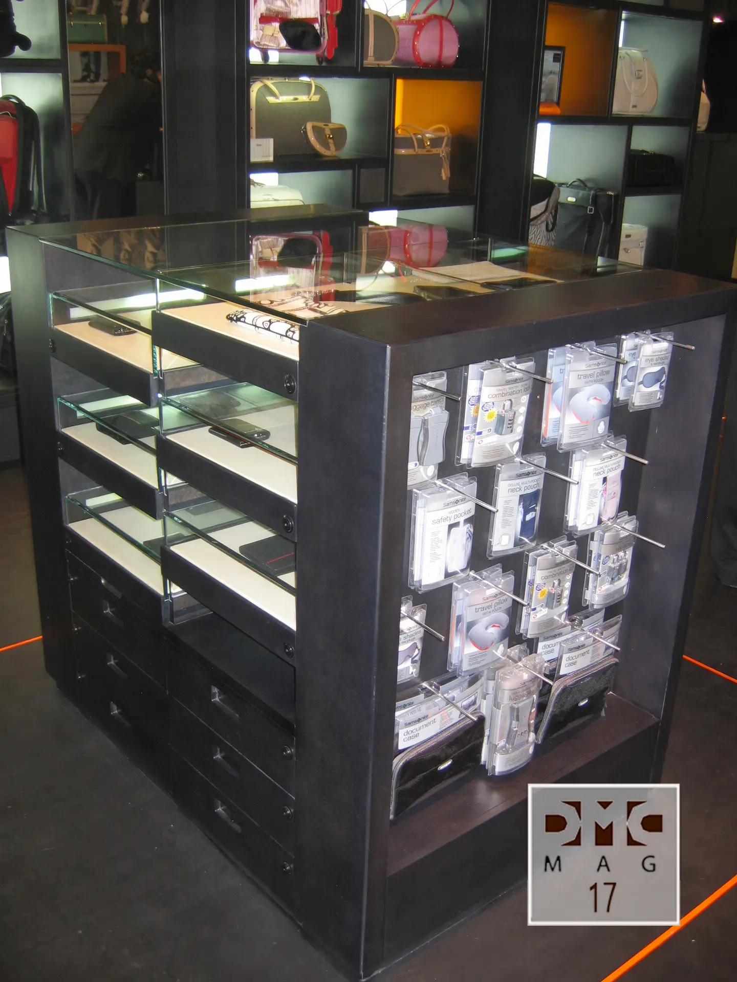 Mobiliario comercial exhibición bolsos cogantes