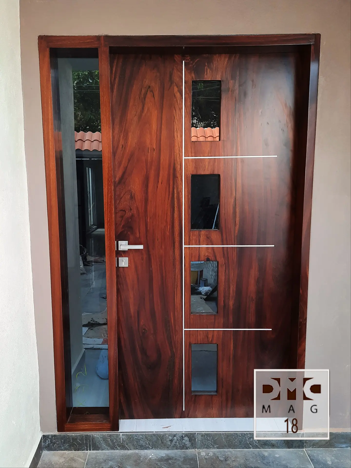 Puerta con vidrios biselados