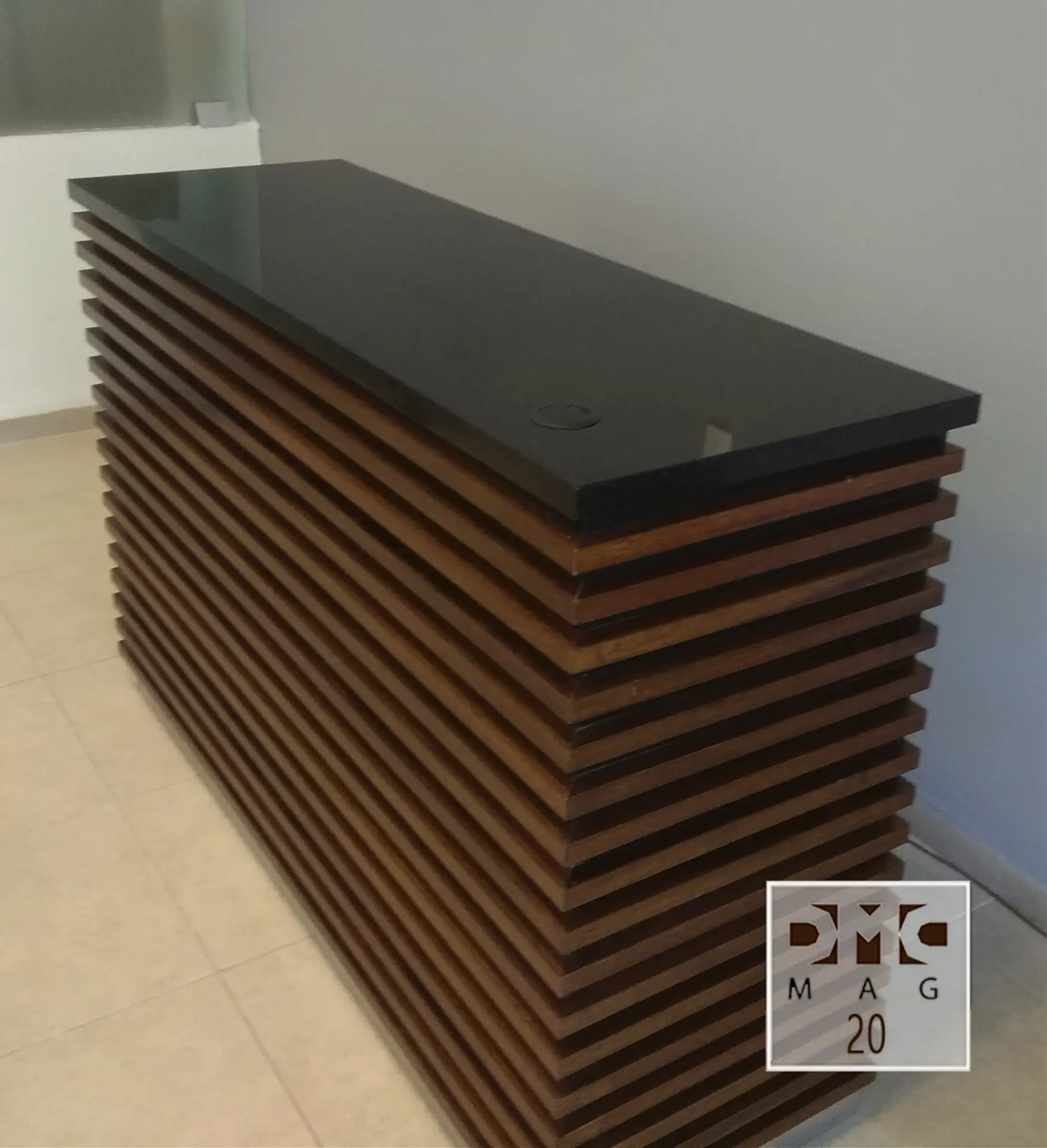 Barra y cantina de madera