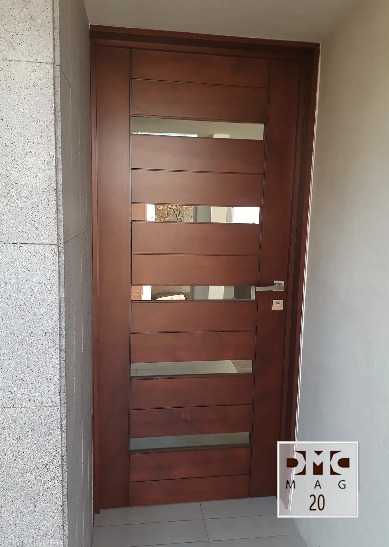 Puerta con cuadros abiertos 