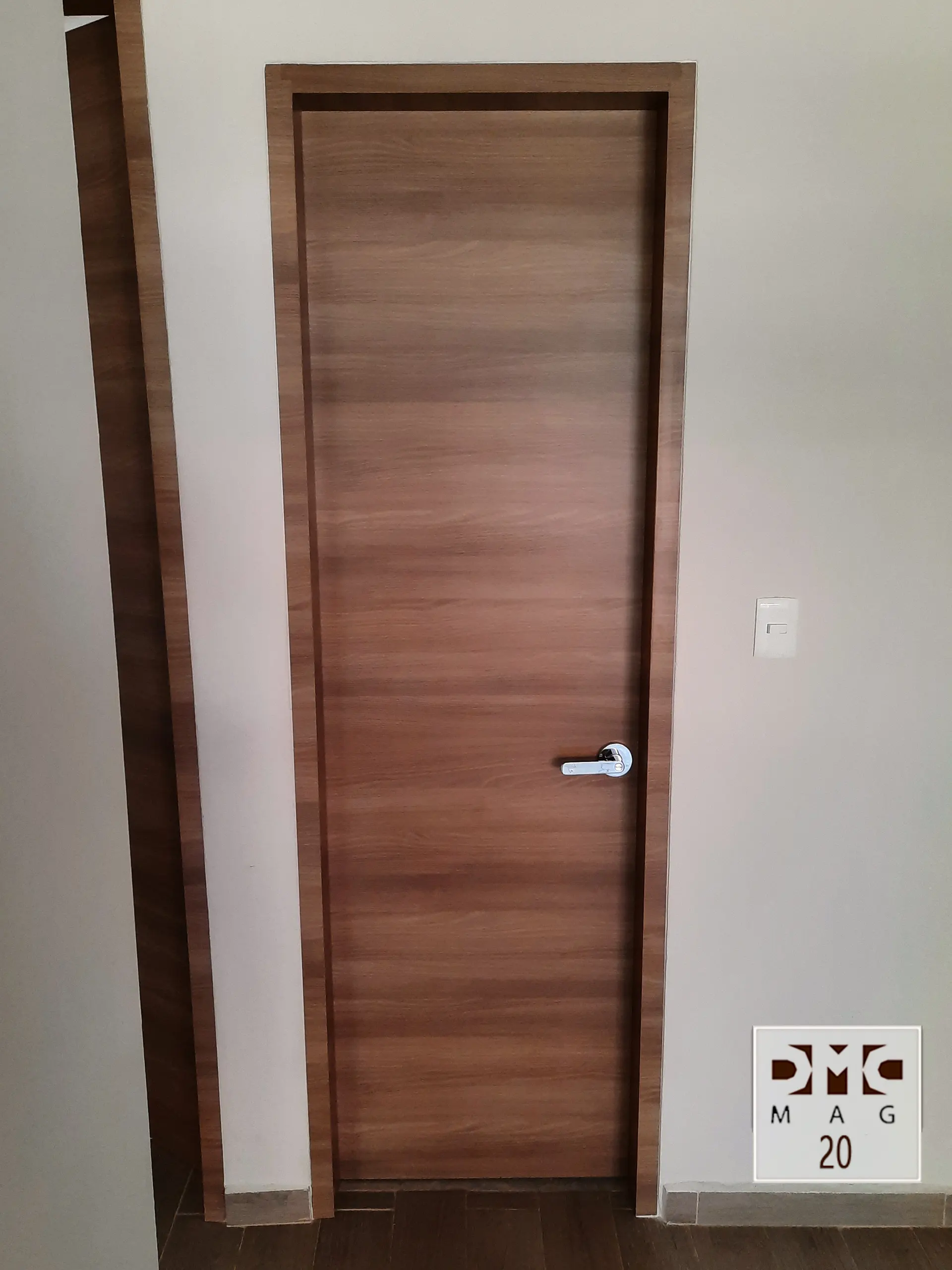 Puerta con cuadros abiertos 