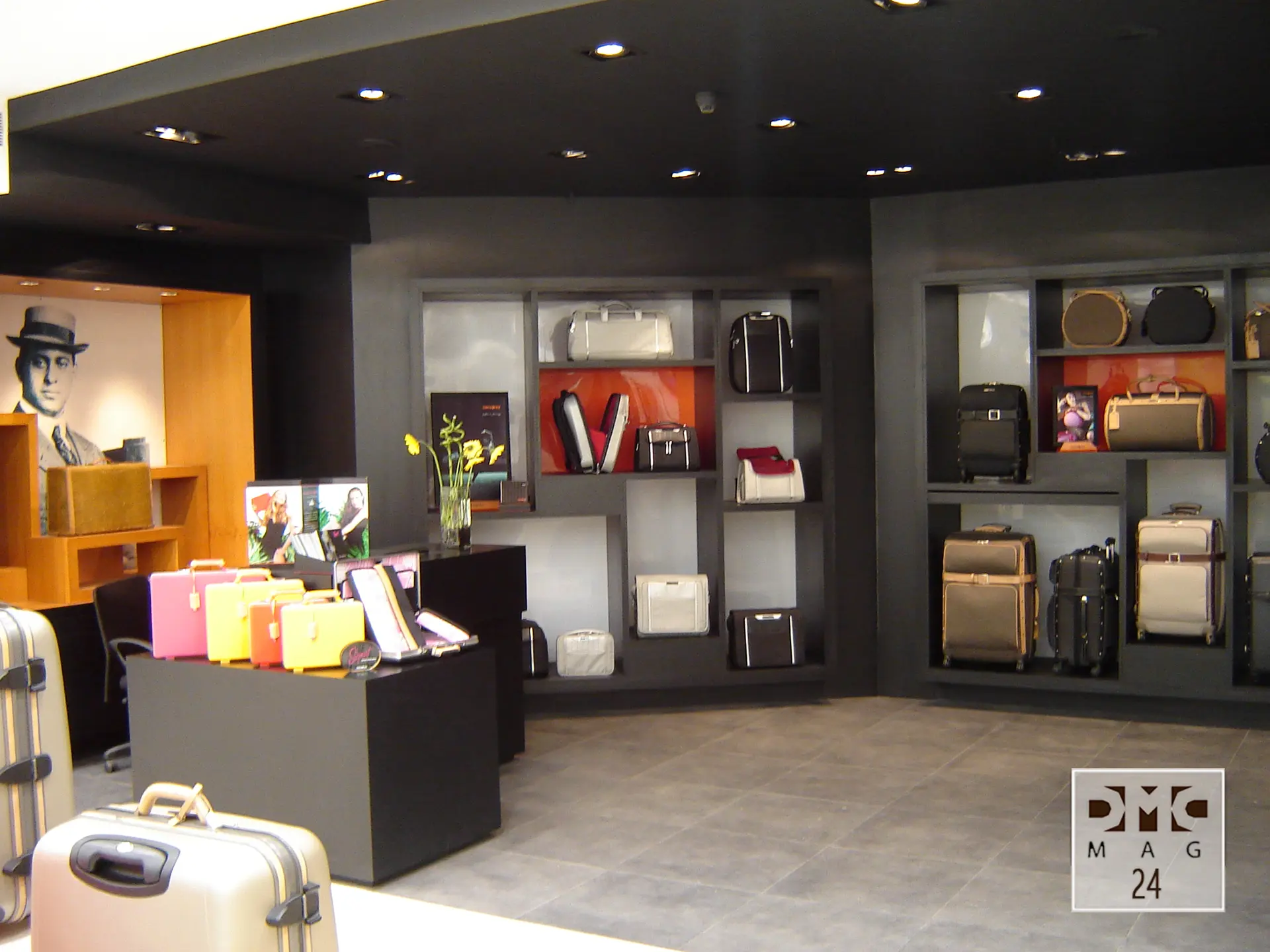 Mobiliario Comercial Repisas bolsos y maletas