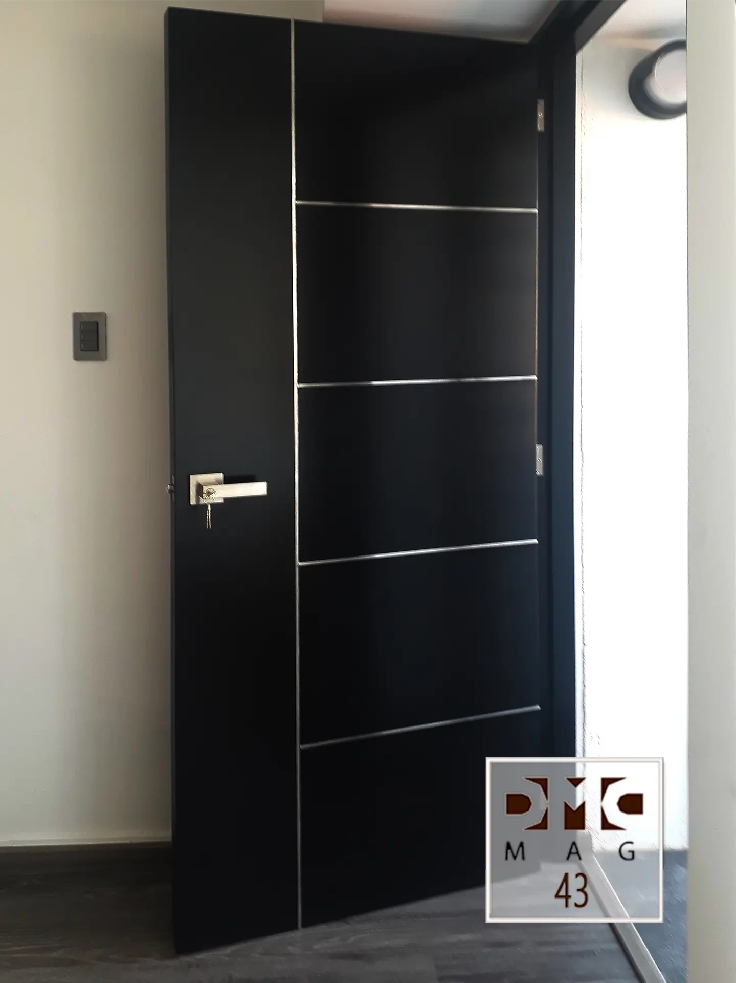 Puerta de madera y vidrio