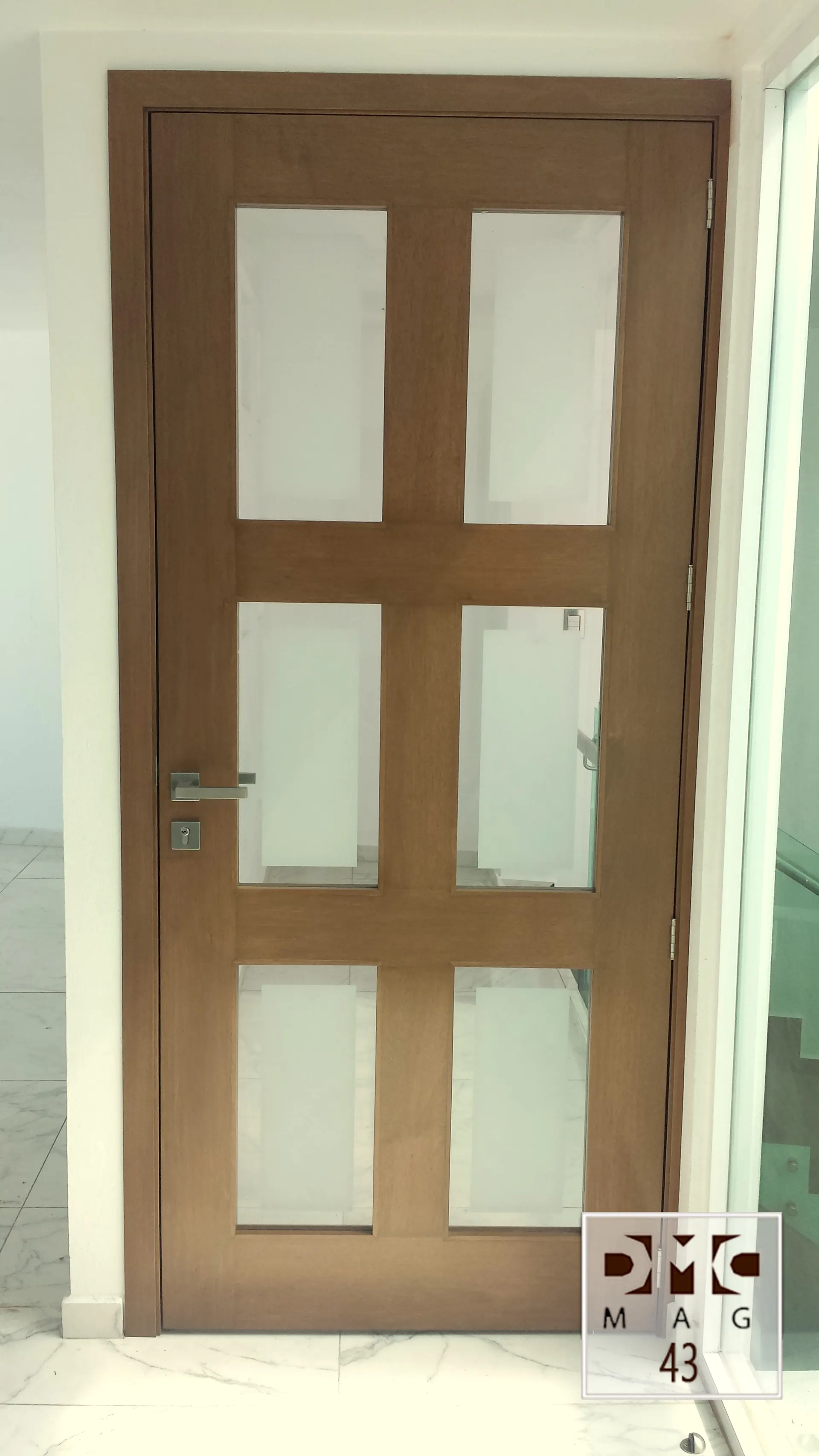 Puerta de madera y vidrio