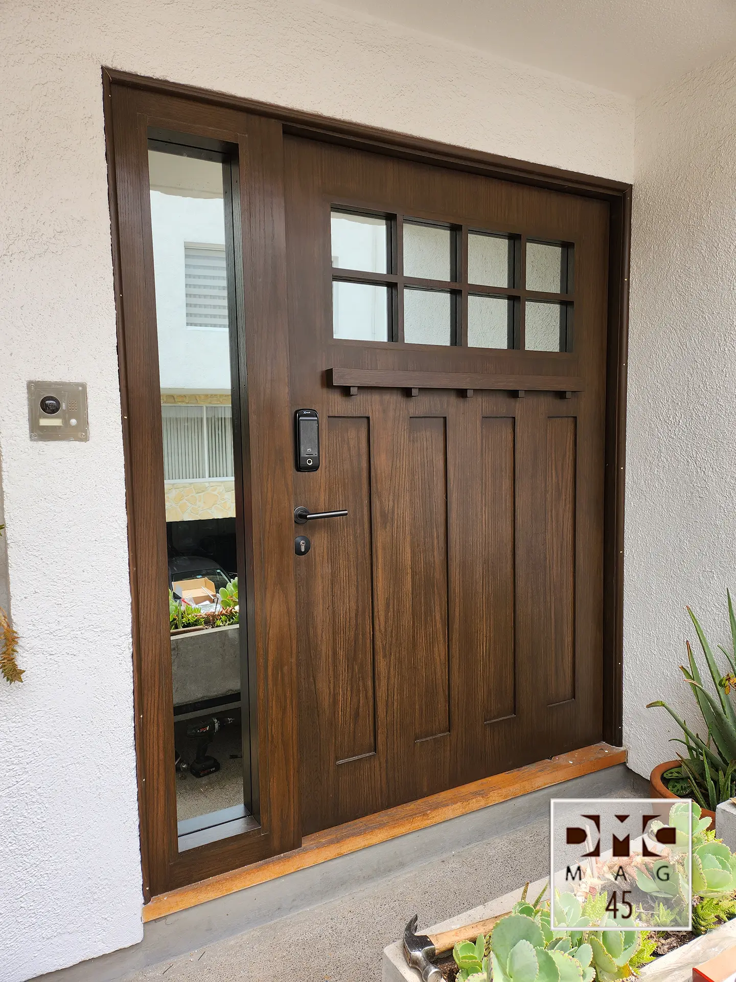 Puerta de madera y cristal