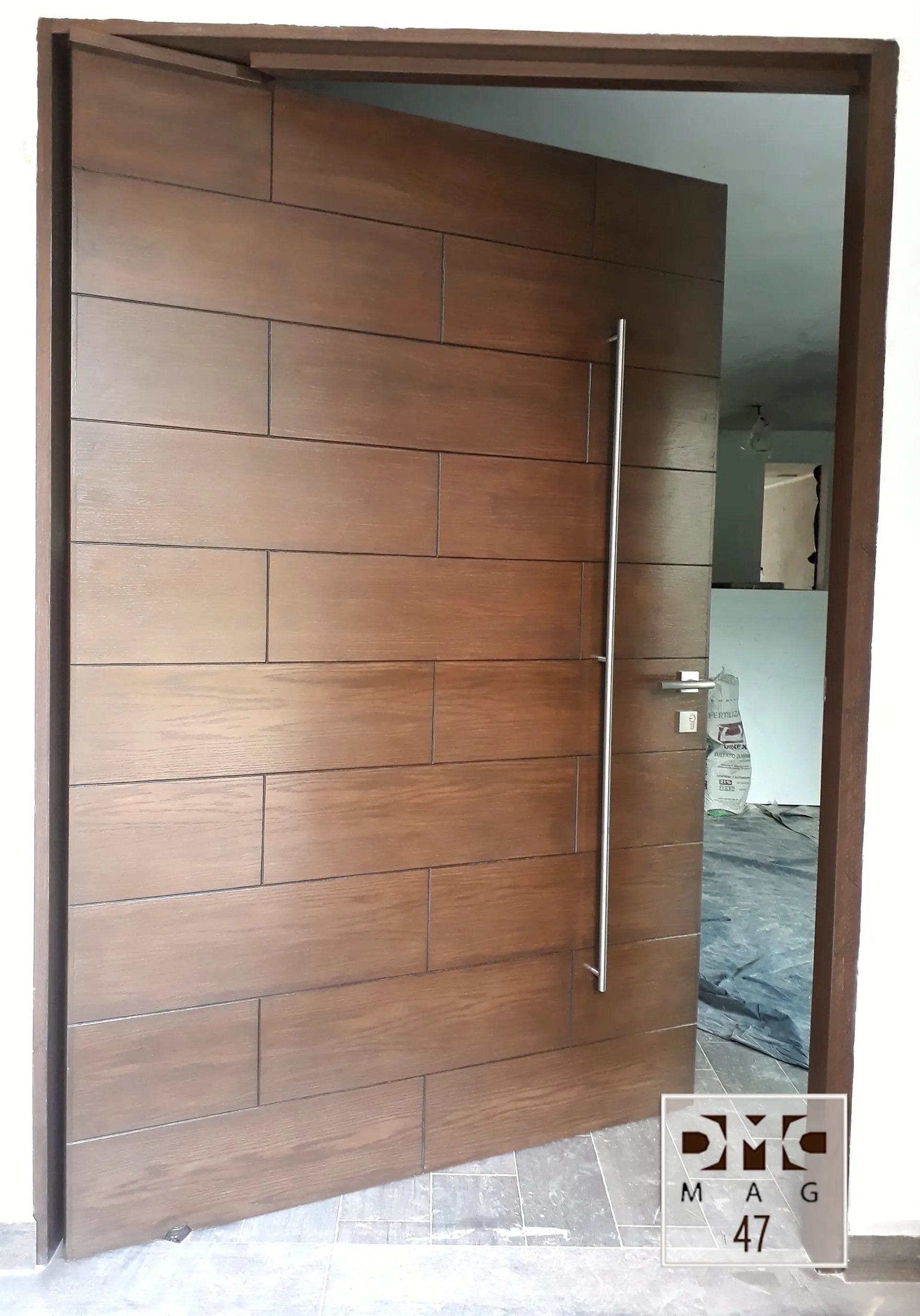 Puerta de madera amplia