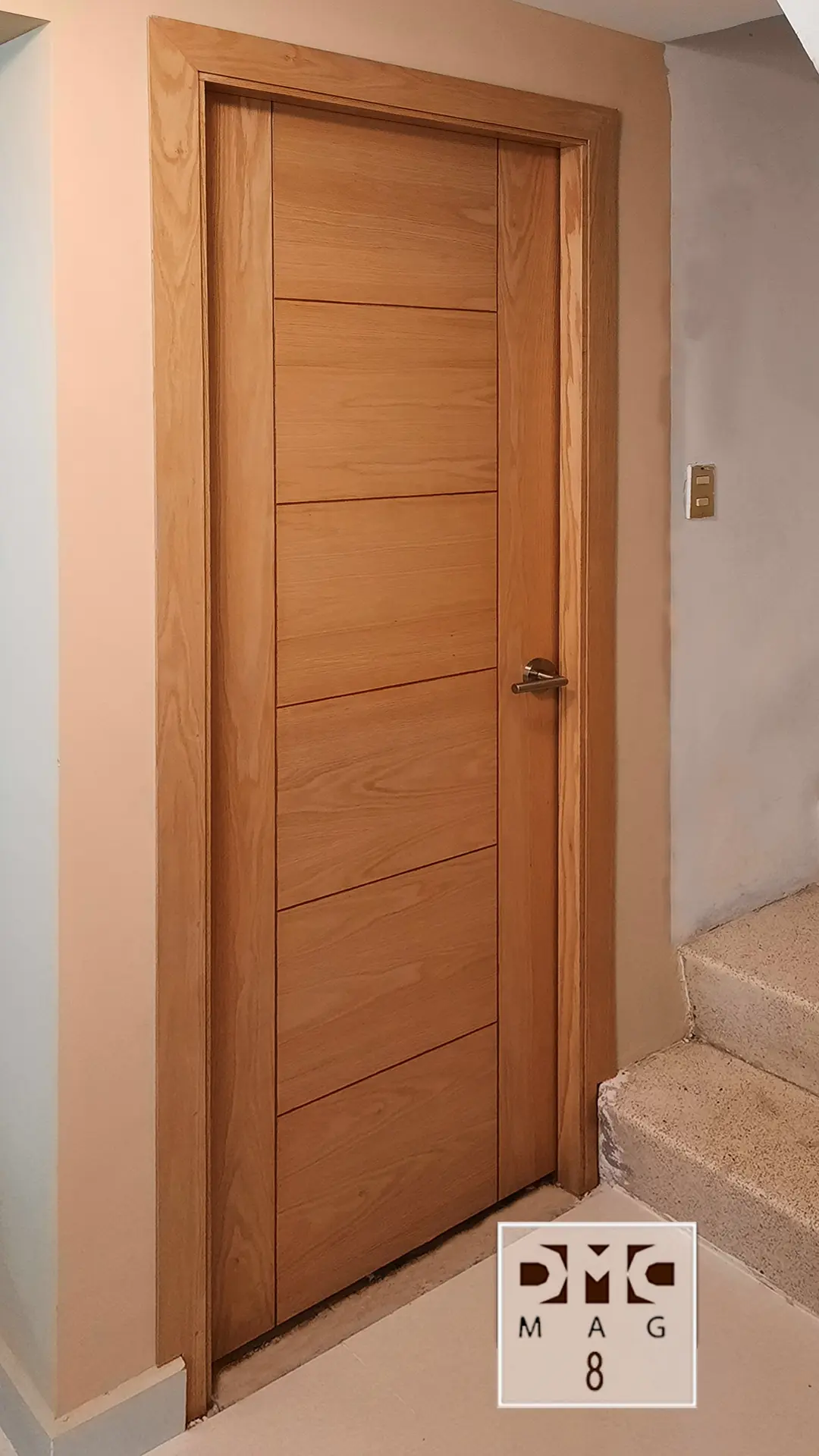 Puerta con incrustaciones metalicas